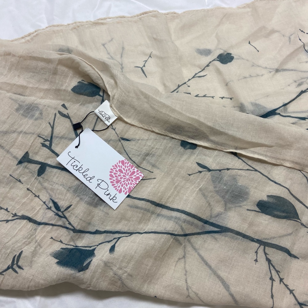 New with tags! Lightweight scarf